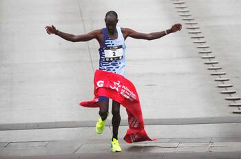 ¡Una máquina! Keniata Edwin Koech arrasó en el Maratón de Santiago