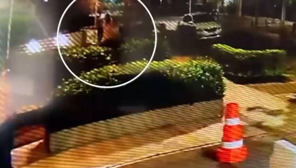 La agresión en Las Condes fue captada por dos cámaras. Créditos: Captura Chilevisión