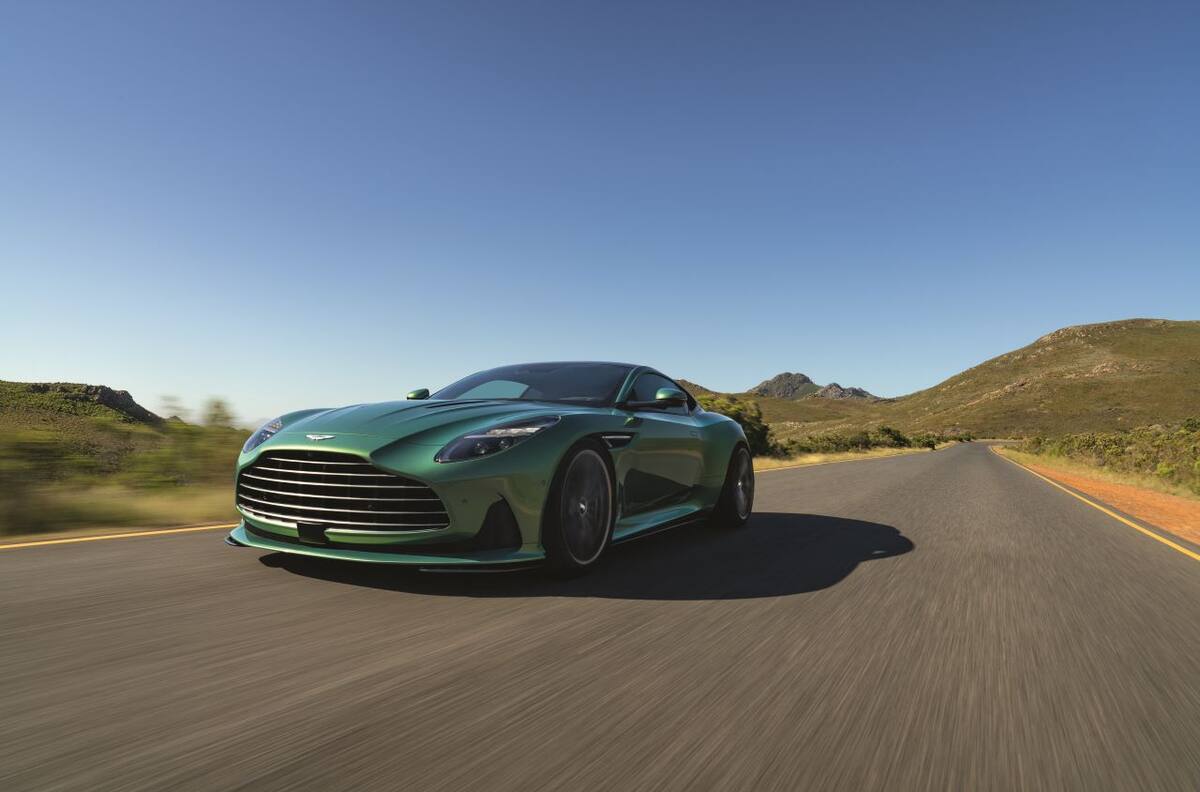 Exclusivo modelo Aston Martin DB12 en Chile