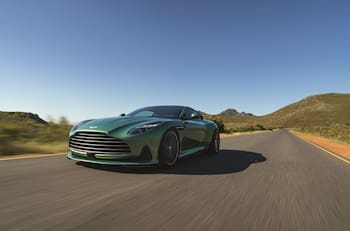 Exclusivo modelo Aston Martin DB12 en Chile