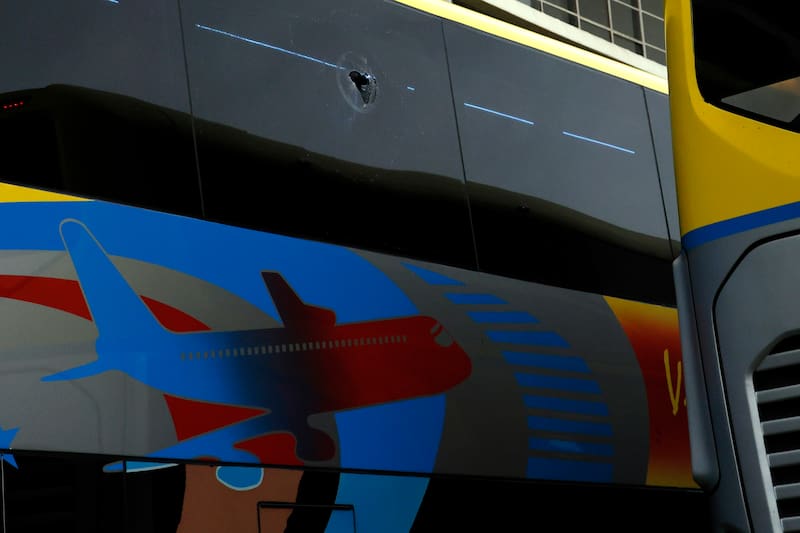 El bus que trasladaba al plantel del Lanús fue atacado por delincuentes de la barra de Universidad de Chile. Pudo haber terminado en tragedia.