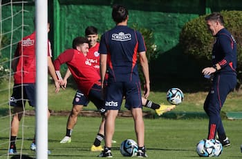 Sorpresa: futbolista chileno se acerca al Orenburg de Jordhy Thompson