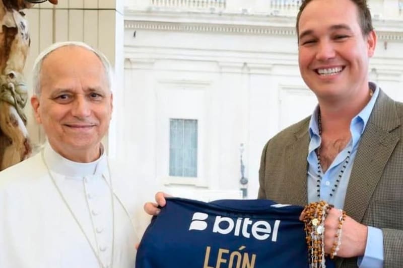 con la camiseta de Alianza Lima.