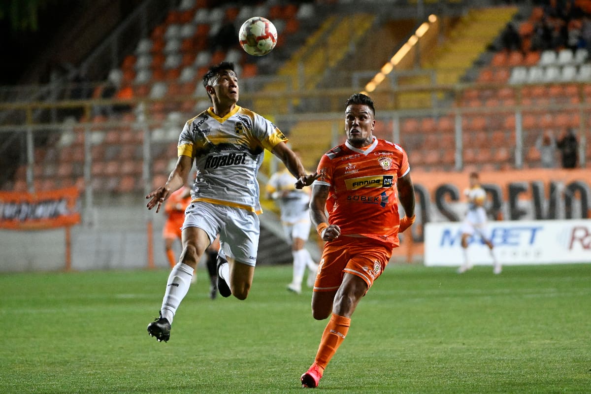 El partido entre Cobreloa y Coquimbo de la fecha 22 que también se jugó un día de semana tuvo varios sectores del Zorros del Desierto vacíos. (Foto: Aton)