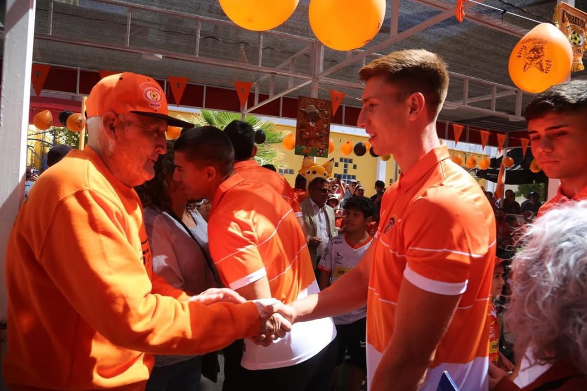 caminó por las calles de Calama este martes 7 de enero con motivo de su aniversario N°48. (Foto: @CobreloaSADPOficial)