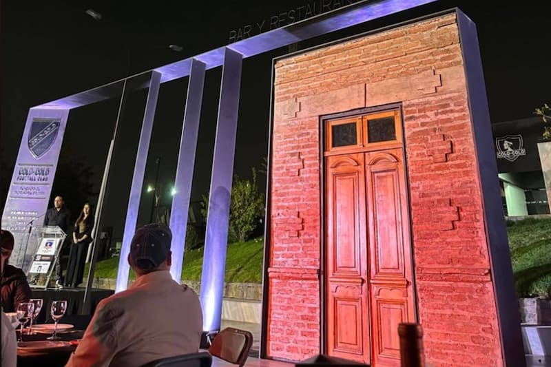 Fachada histórica de "El Quitapenas" en el Estadio Monumental.