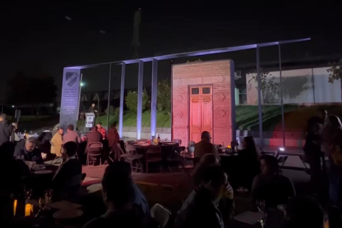 Fachada histórica de "El Quitapenas" en el Estadio Monumental.