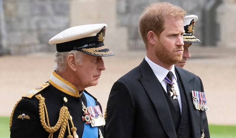 El rey Carlos III y el príncipe Harry han tenido varias polémicas.