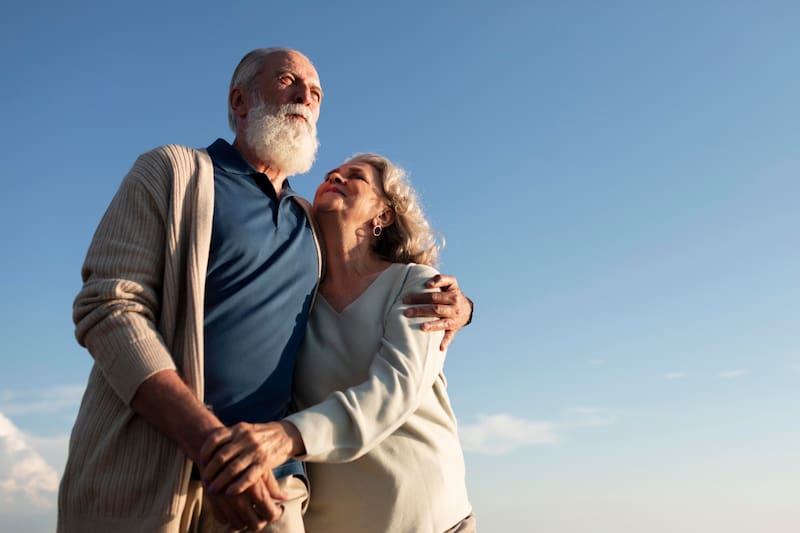 vela por el envejecimiento activo y los derechos de la tercera edad.