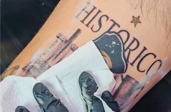VIDEO | “Una historia imborrable”: Mono Sánchez sorprende a todo Coquimbo con espectacular tatuaje