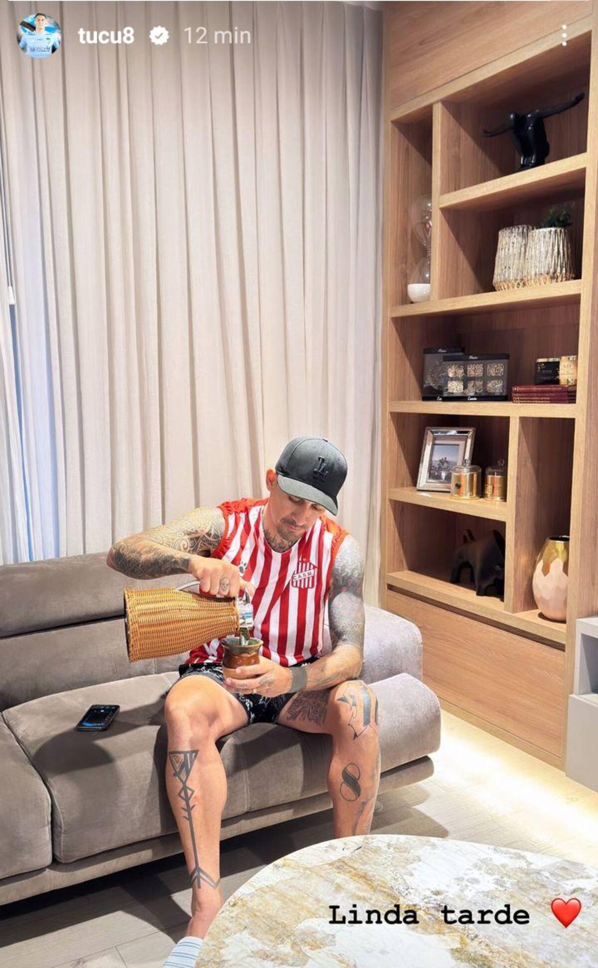 El Tucu Hernández con la ropa del que será su nuevo club.