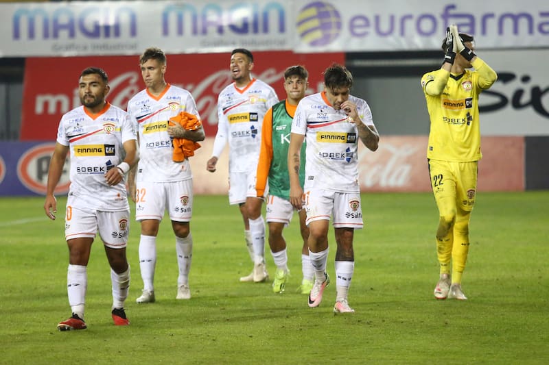 El último enfrentamiento entre Cobreloa y Ñublense desencadenó la salida de Emiliano Astorga de la banca naranja. (Foto: Aton)