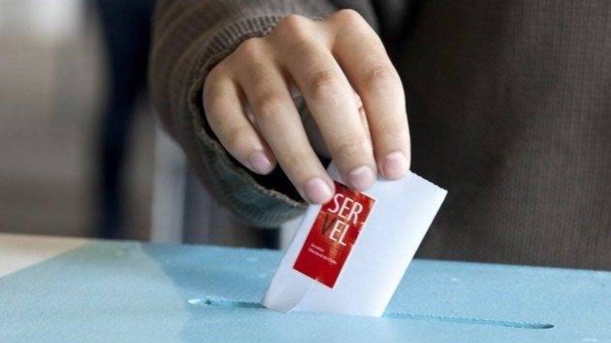 Un DT campeón del fútbol chileno, un trigoleador y un paralímpico: las figuras del deporte que estarán en las Elecciones 2025