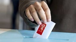 Un DT campeón del fútbol chileno, un trigoleador y un paralímpico: las figuras del deporte que estarán en las Elecciones 2025