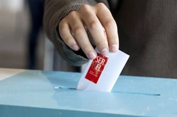 Un DT campeón del fútbol chileno, un trigoleador y un paralímpico: las figuras del deporte que estarán en las Elecciones 2025