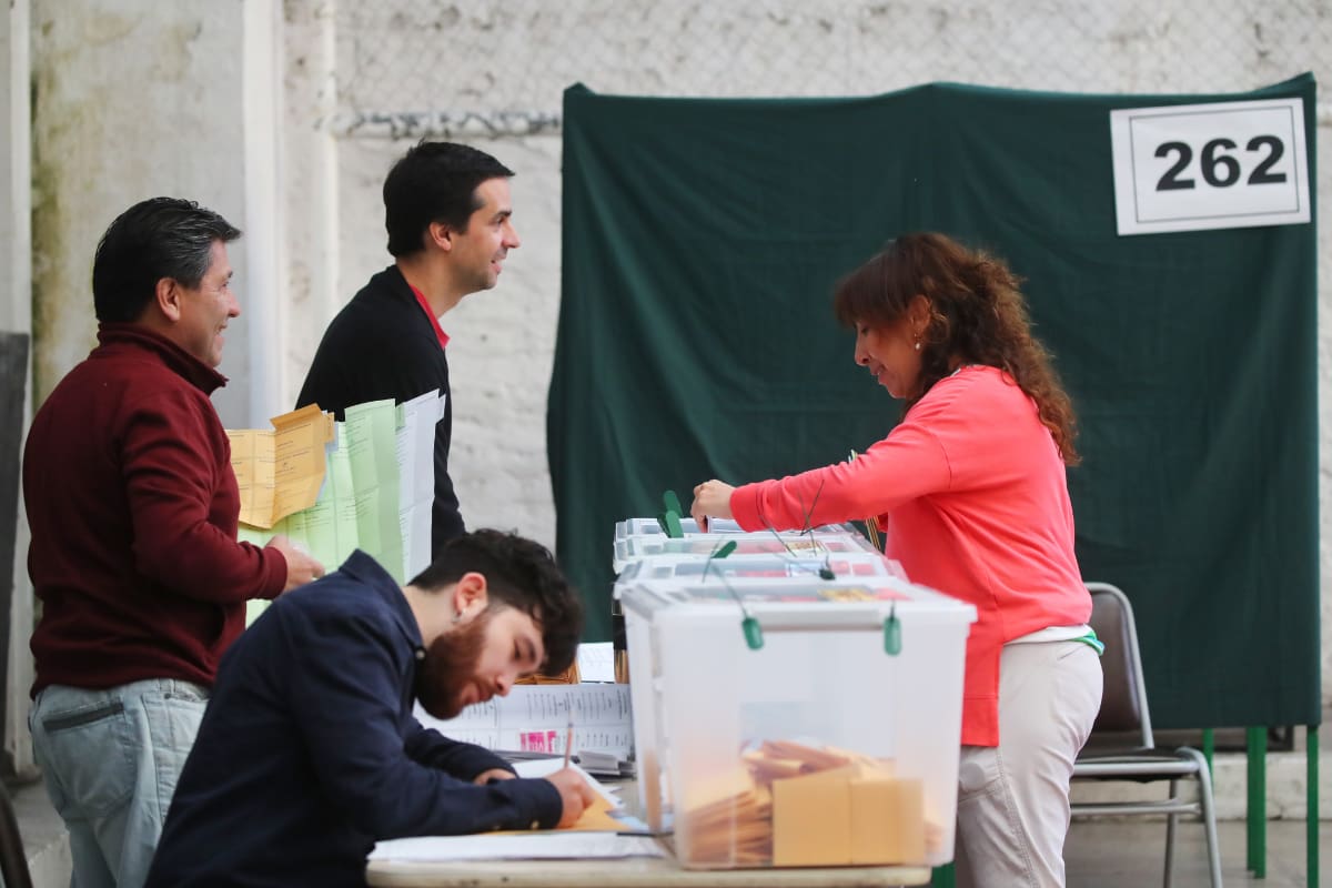 Para este domingo el voto es obligatorio. Foto: Jonnathan Oyarzun/Aton Chile.
