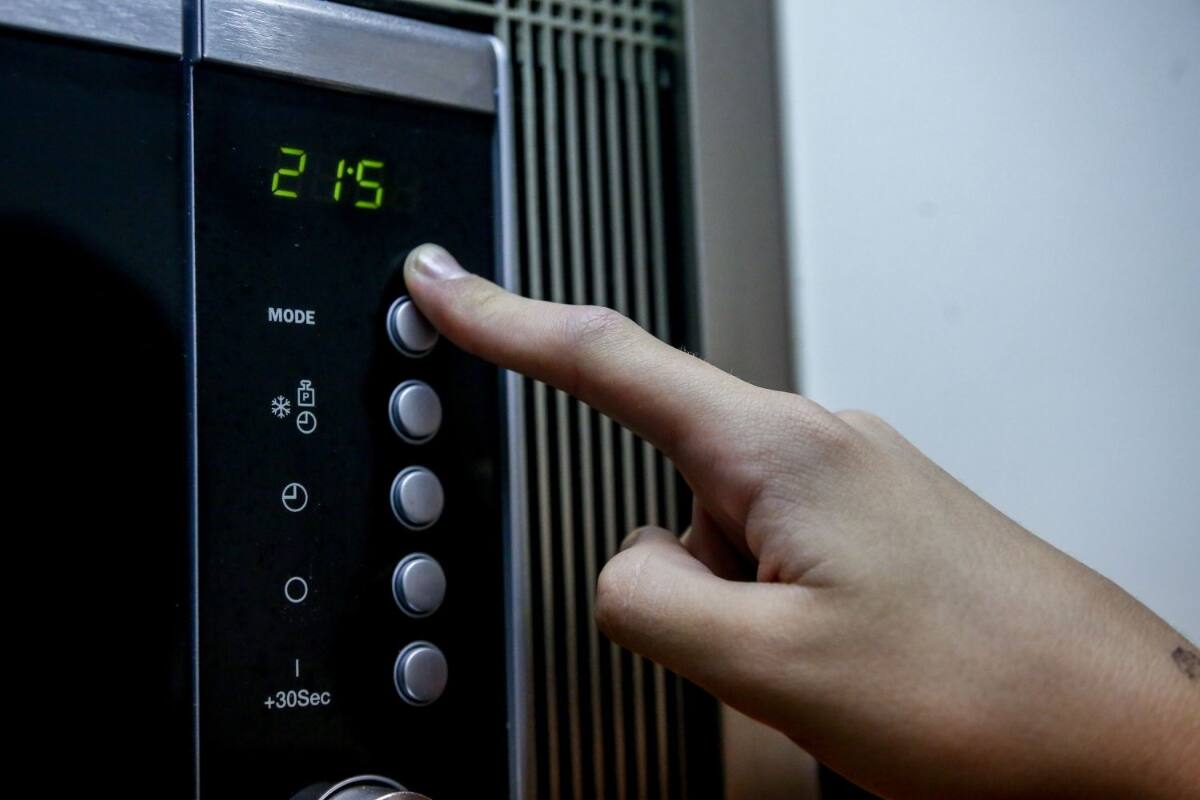 Algunos aparatos que usamos a diario continúan gastando luz incluso si están apagados. Créditos: Consumidor global.