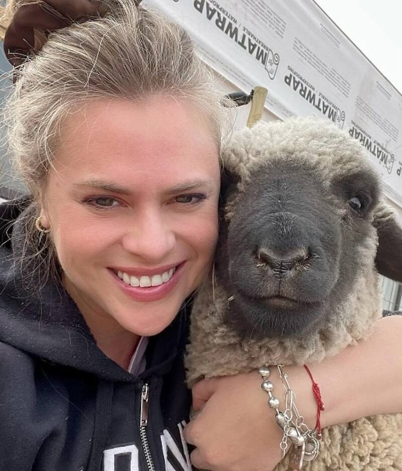 Eliana Albasetti muestra imágenes de su cordero robado, Pepe Bruno.