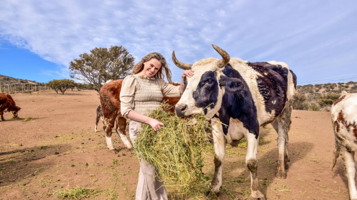 Eliana Albasetti rompe récords en su fonda vegana: Hicieron el choripán más largo y abrazaron vacas