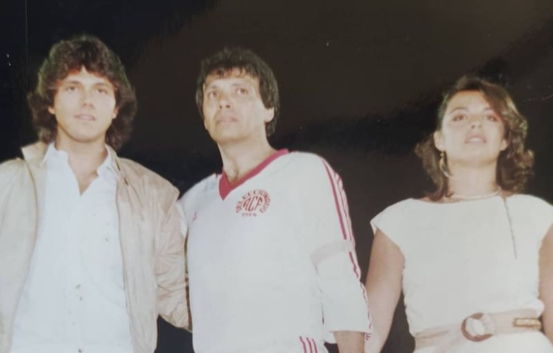 El ex seleccionado nacional junto a sus hijos. Créditos: @eliasfigueroabrander.