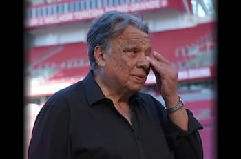 A Elías Figueroa lo llevaron a Porto Alegre para homenajearlo por el Gol Iluminado: así reaccionó