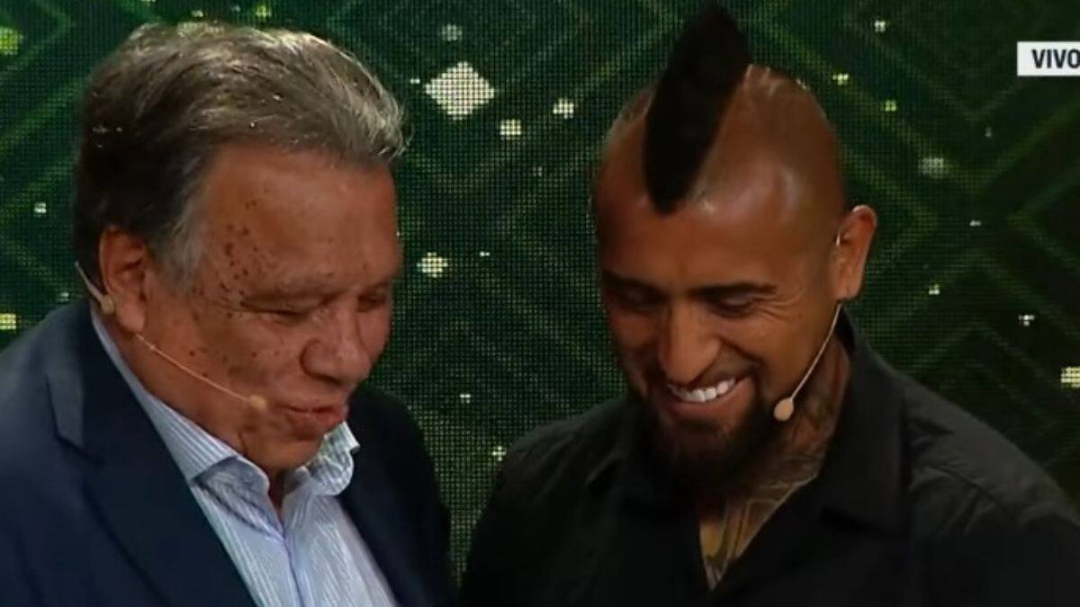 VIDEO | Momento único en la discusión Arturo Vidal vs Elías Figueroa: “Es un honor darle un premio al mejor de la historia”