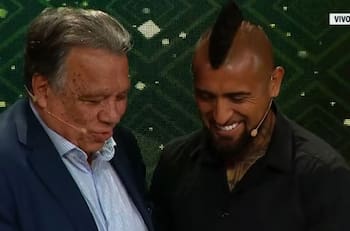 VIDEO | Momento único en la discusión Arturo Vidal vs Elías Figueroa: “Es un honor darle un premio al mejor de la historia”