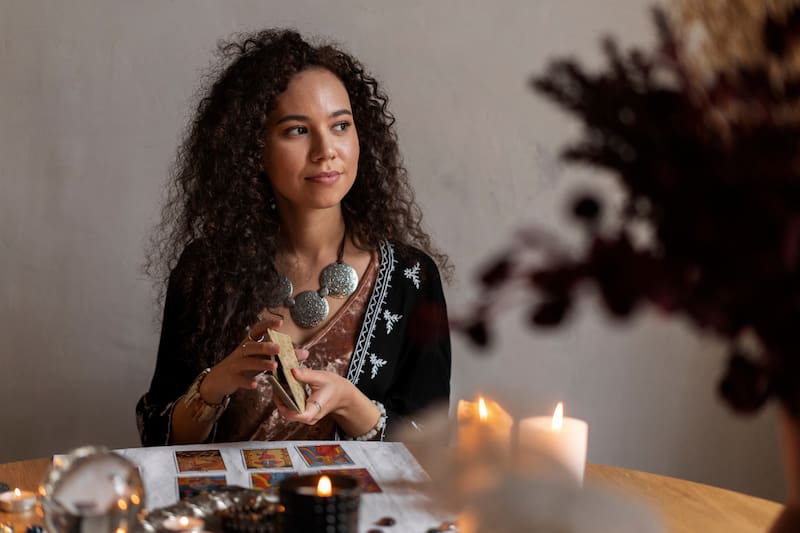 ¿Cómo te irá en junio? Escoge una de las tres cartas del Tarot y descúbrelo. (Foto: Freepik)