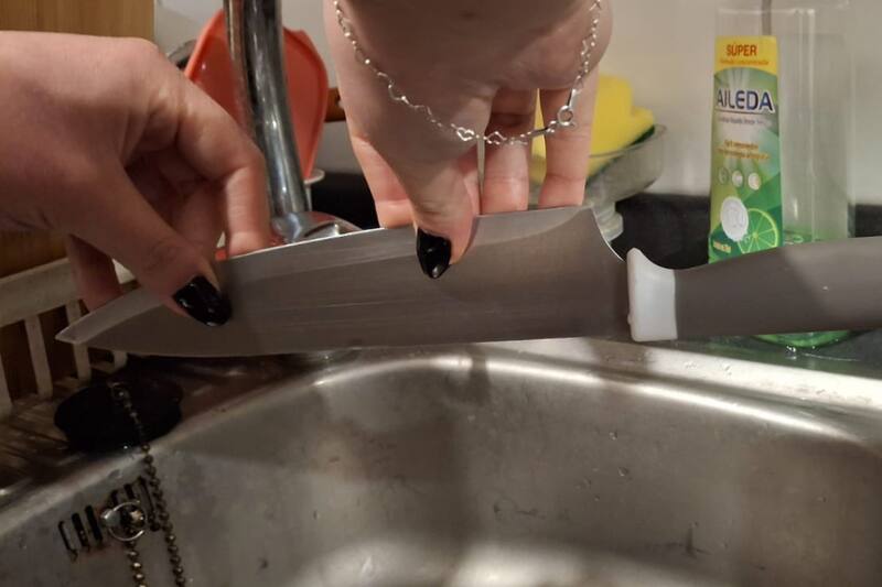 Agarra con cuidado el cuchillo.