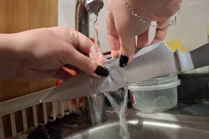 Pasa el cuchillo y tus manos por el agua.