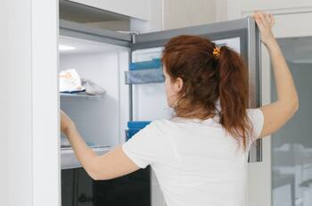 El truco casero para terminar con las manchas amarillas de tu refrigerador