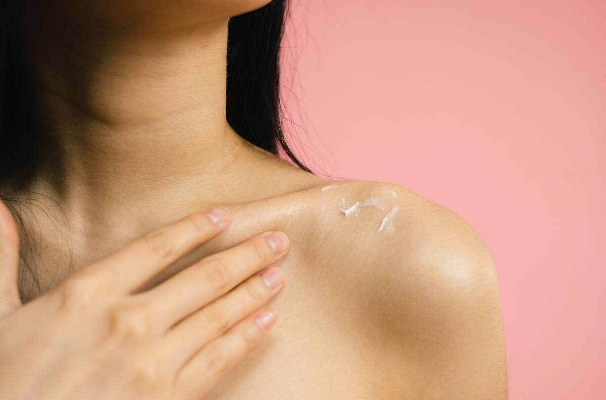 Elimina zonas oscuras de tu cuello, codos y rodillas con esta potente crema casera