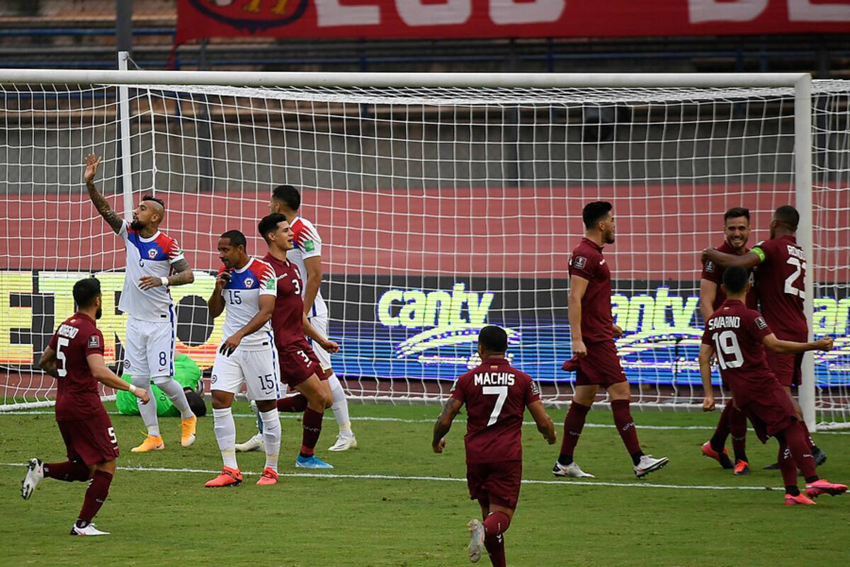 El jugador de la selección venezolana Luis Del Pino Mago, derecha, celebra su gol contra Chile durante el partido valido por las clasificatorias al mundial de Qatar 2020 disputado en Caracas, Venezuela.