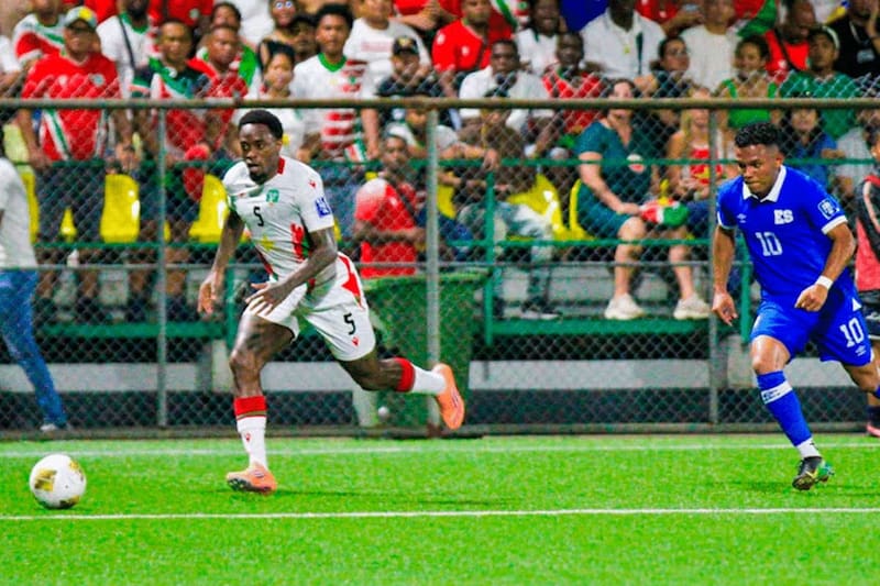 La definición en Concacaf será fotográfica. Surinam, que viene de ganarle a El Salvador, podría clasificar directamente al Mundial o ser rival de Bolivia en el repechaje. Todo se define este martes.