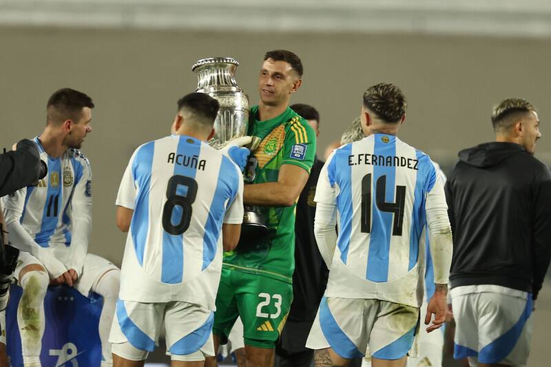 No aprende: la vulgar celebración del Dibu Martínez tras vencer a la Selección Chilena. Foto: Aton.