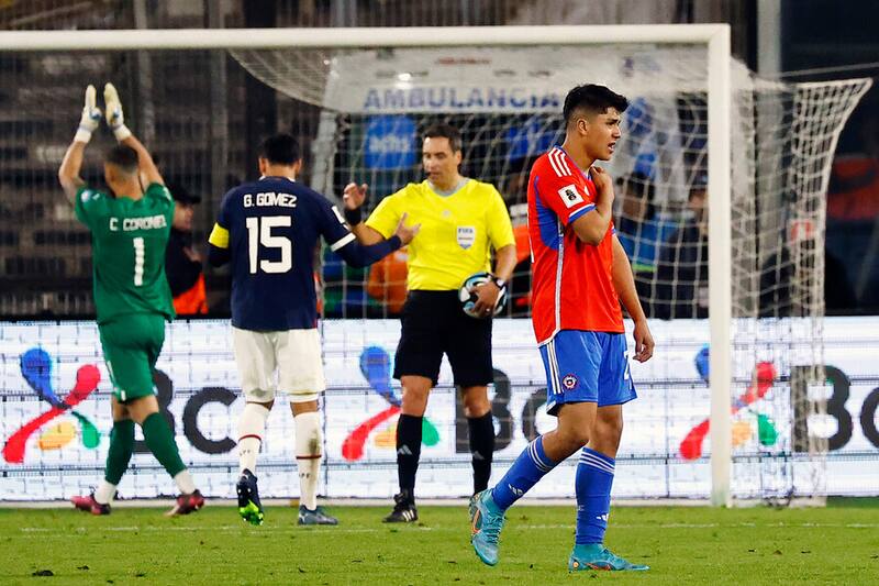 Damián Pizarro en el partido entre Chile vs. Paraguay. Foto: Aton.