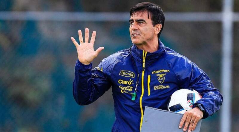 Gustavo Quinteros con el buzo de la selección de Ecuador. Foto: EFE.