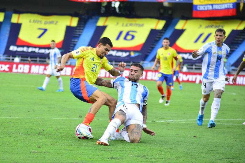 El momento en que Nicolás Otamendi derriba a Daniel Muñoz en el área.