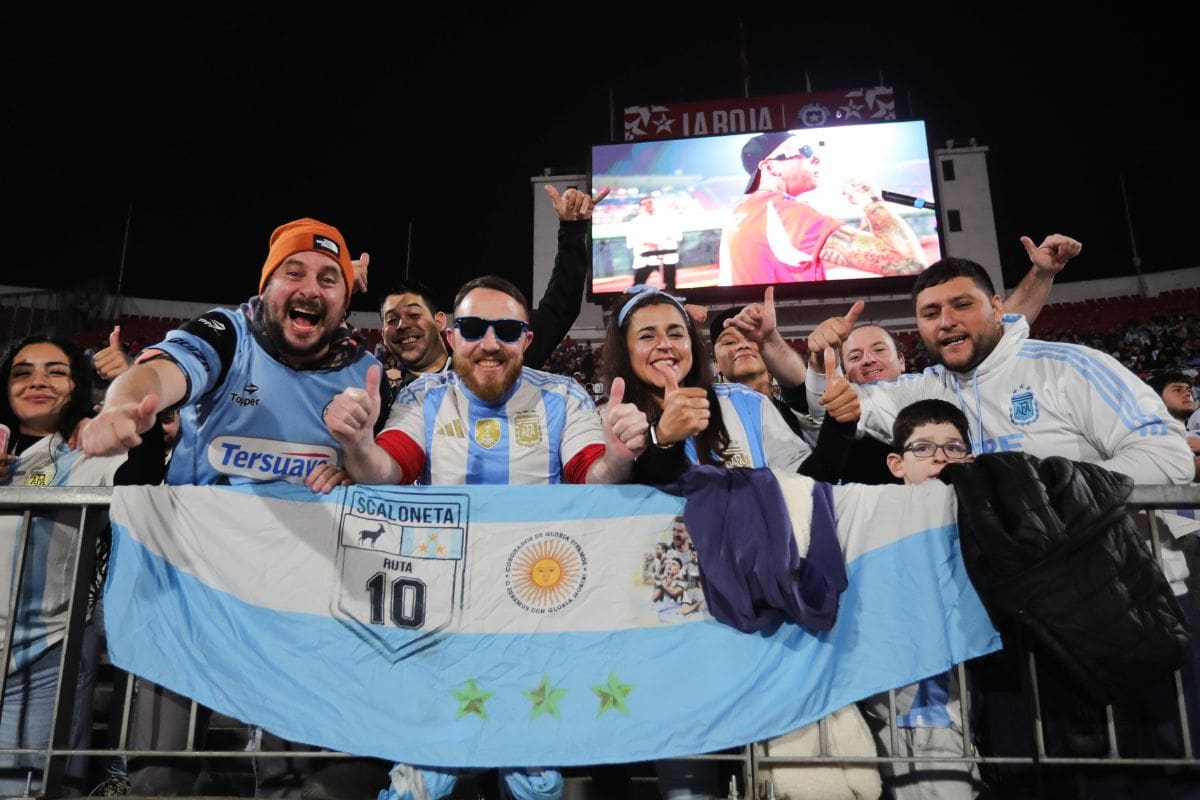 Un festín se hicieron los argentinos con la derrota de Chile. Foto: Agencia Aton.