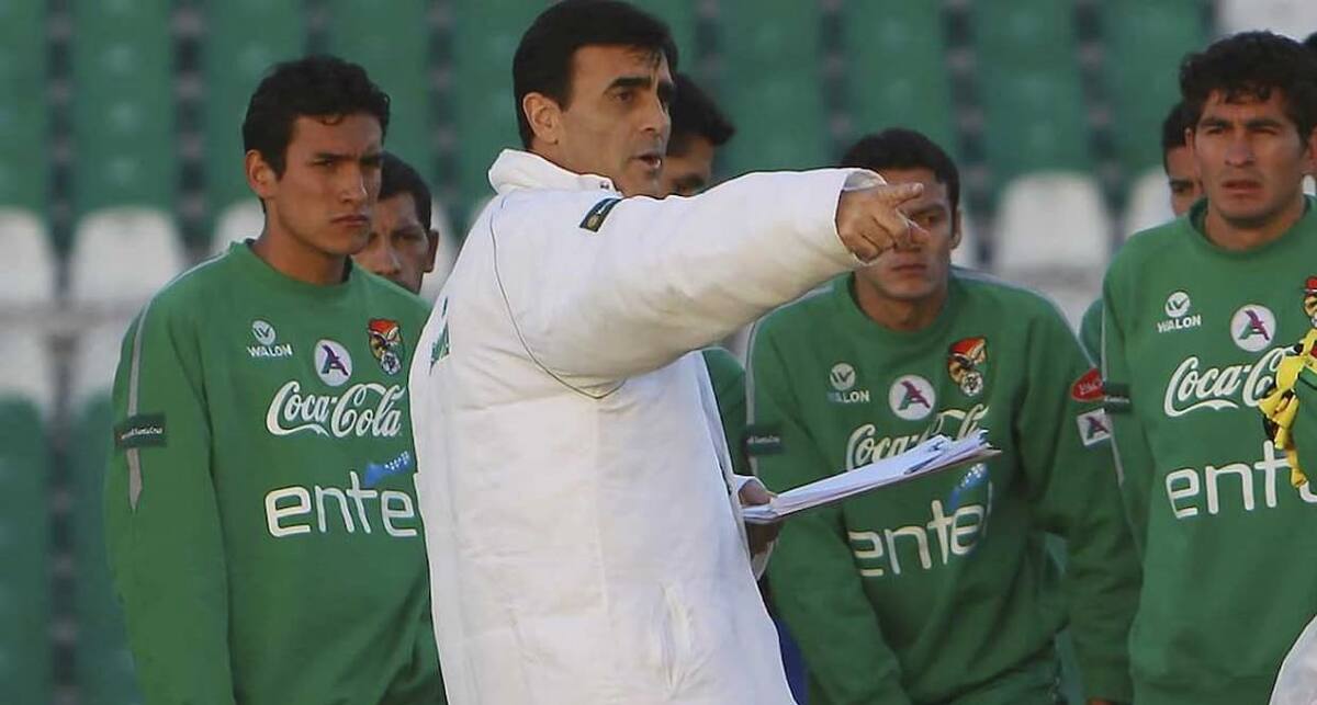 Gustavo Quinteros imparte instrucciones como DT de Bolivia.