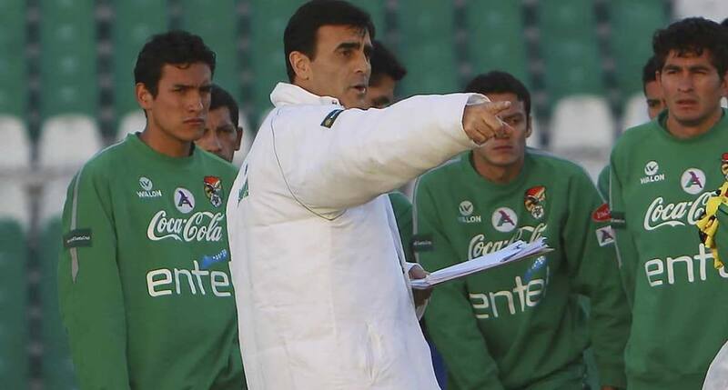 Gustavo Quinteros imparte instrucciones como DT de Bolivia.