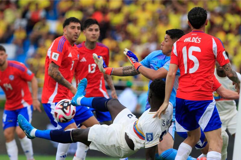 La Roja recibió una paliza en su visita a Colombia en su último partido por Eliminatorias. Foto: EFE.