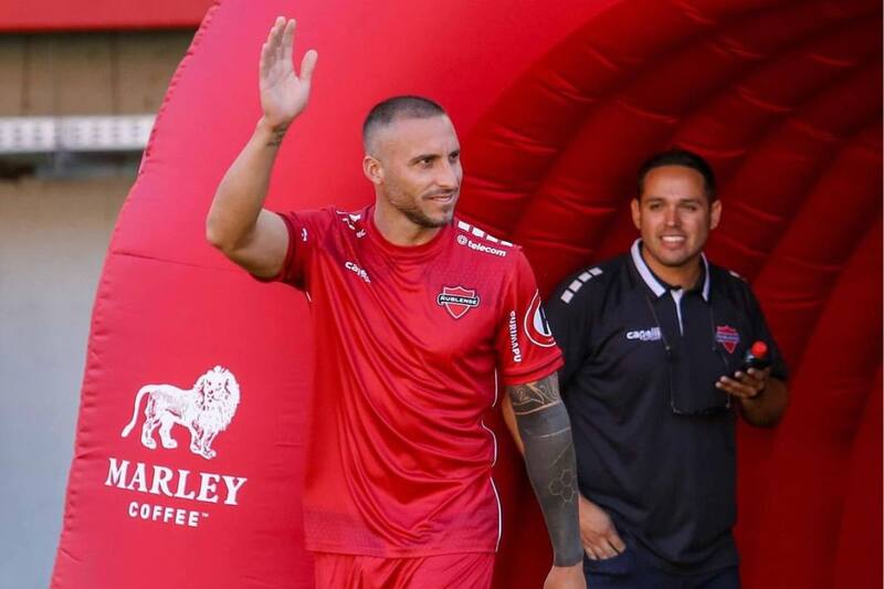no pudo demostrar sus pergaminos de goleador y estuvo solo medio año en Ñublense. Foto: Instagram Emanuel Herrera.