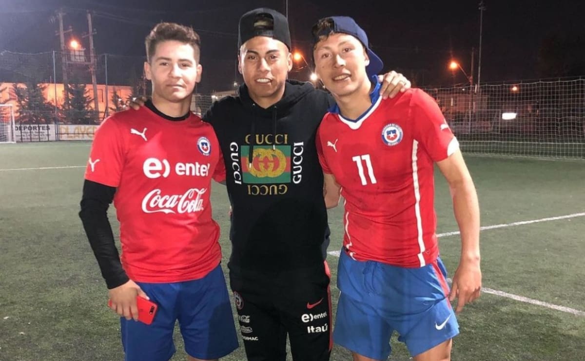 Eduardo Vargas junto a su primo, Emanuel (a la derecha).