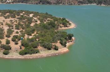 A 2 horas de Santiago: Este embalse de agua color verde esmeralda es perfecto para visitar con la familia en verano