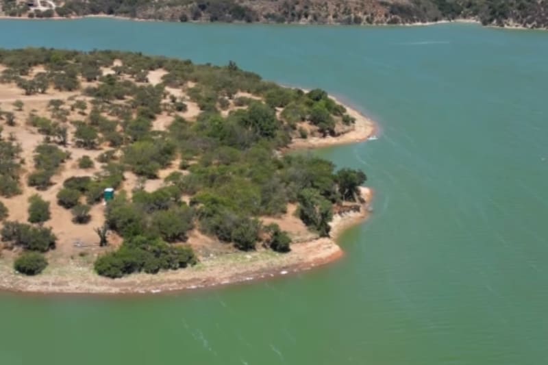 Suministra agua potable en el Gran Valparaíso y zonas aledañas.
Créditos: IG Víctor Auvelez.