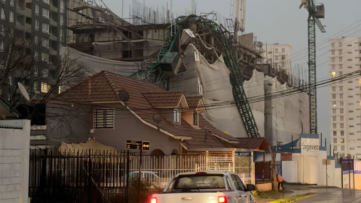 VIDEO | Emergencia en Coquimbo: Grúa cae sobre casas y vehículos tras fuertes ráfagas de viento