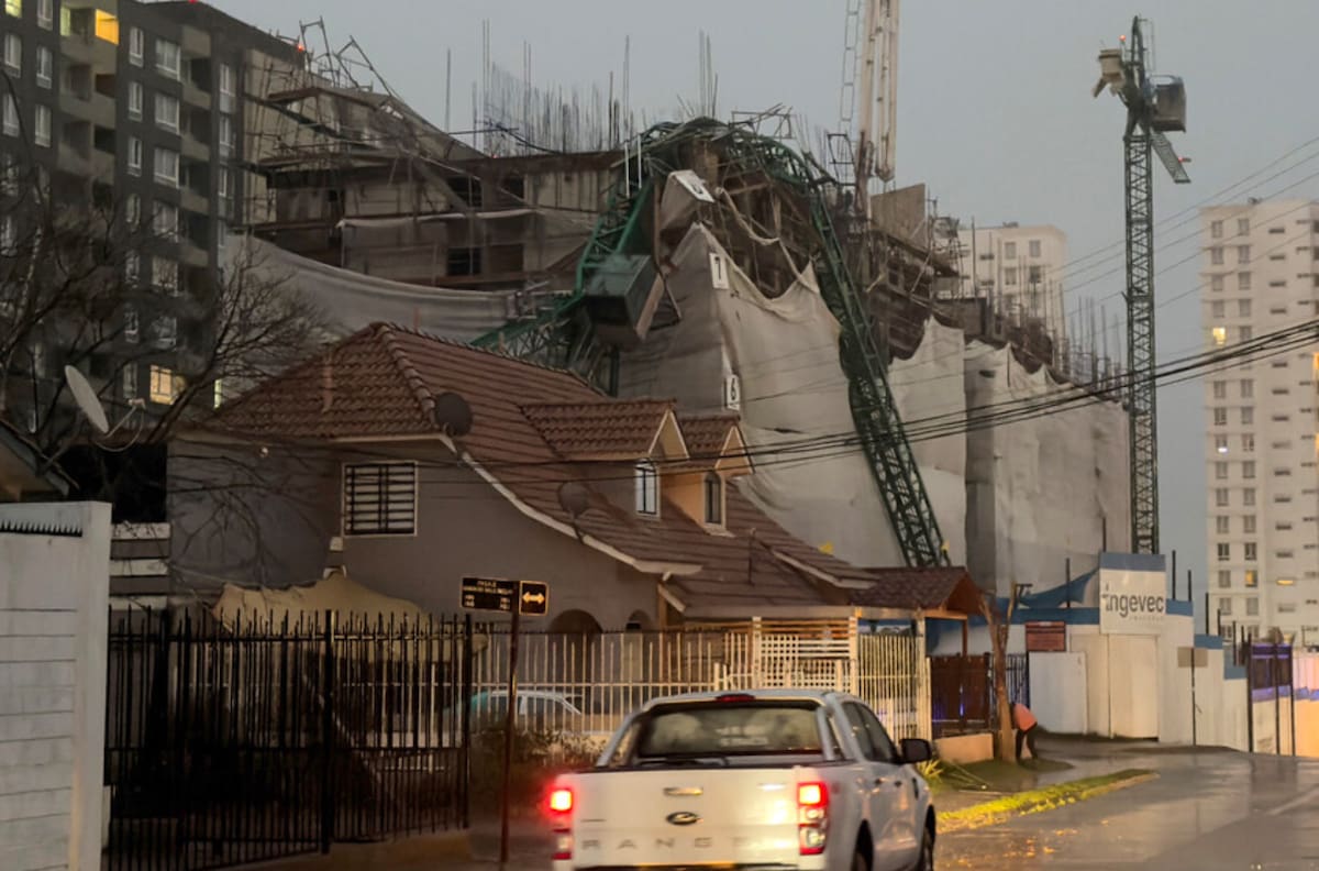 VIDEO | Emergencia en Coquimbo: Grúa cae sobre casas y vehículos tras fuertes ráfagas de viento