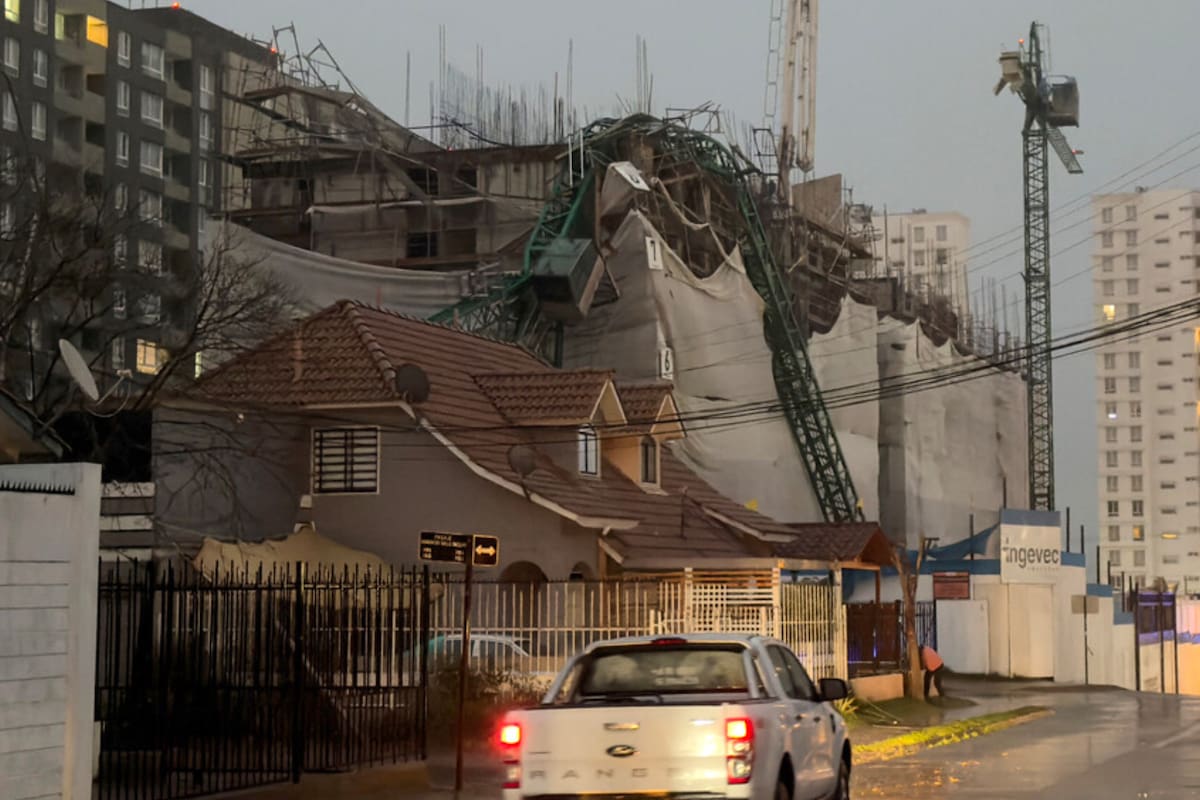 Sistema frontal provocó la caída de una grúa de construcción. Foto: Aton.
