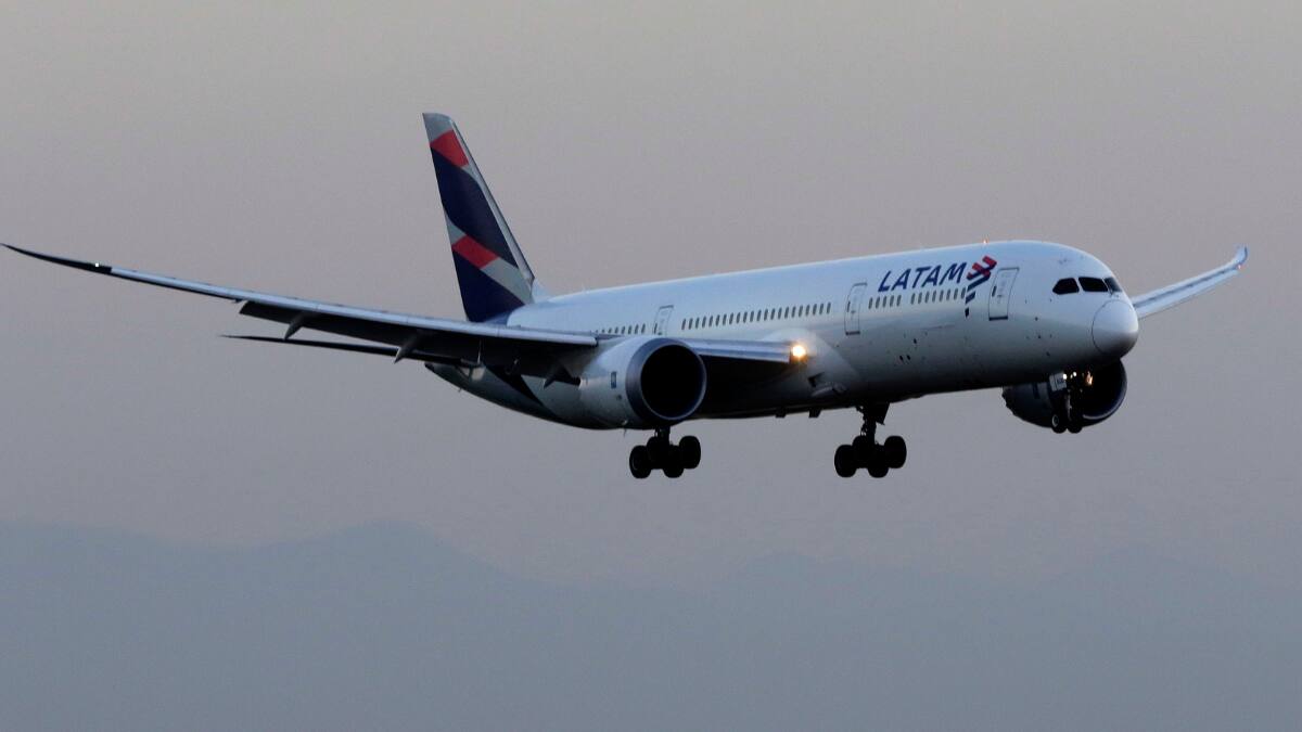 Emergencia en avión de Latam: Azafata habría empujado a piloto en vuelo que terminó con 50 pasajeros lesionados